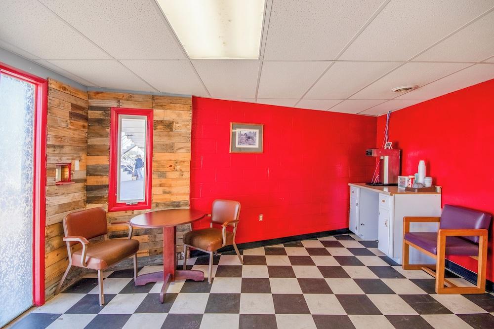 OYO Crossroads Inn photo 38