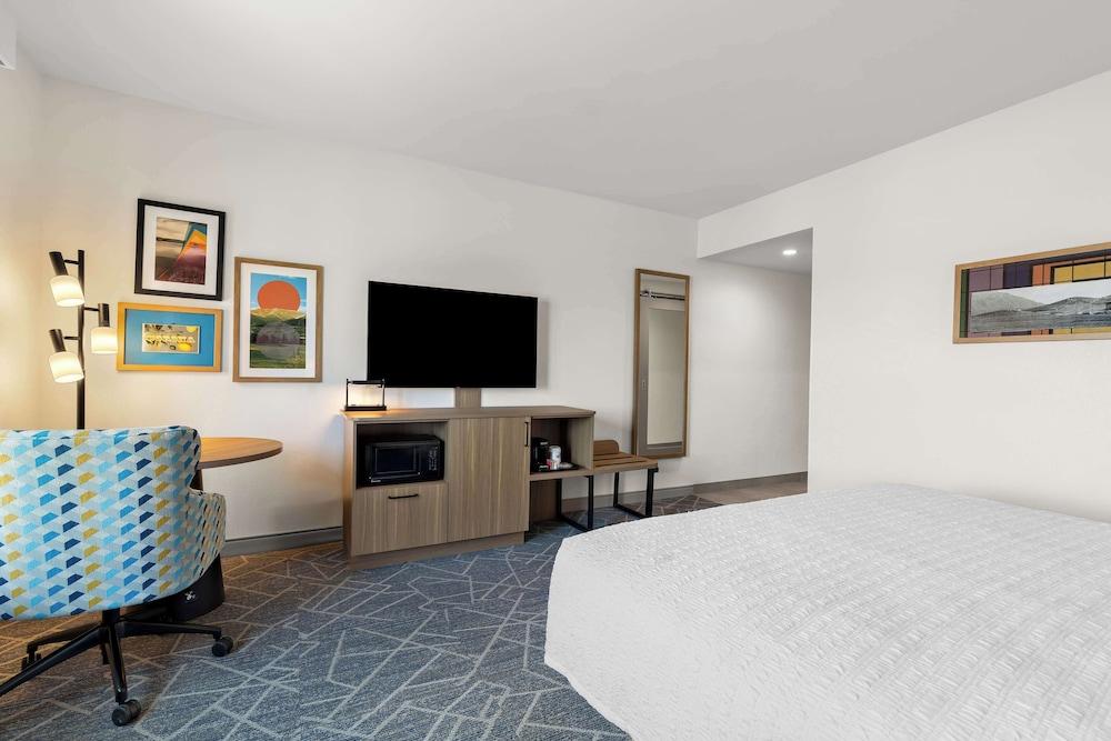 Hampton Inn & Suites Corona, Ca photo 43