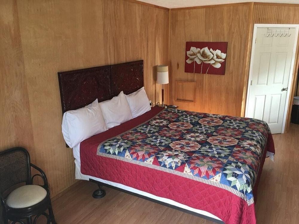 Whispering Creek Lodging & RV Resort photo 25