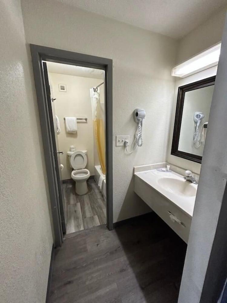 Clarion Pointe - Greensboro Coliseum Area photo 24