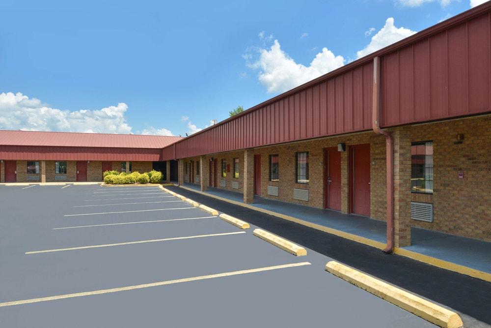 Americas Best Value Inn Batesville photo 25