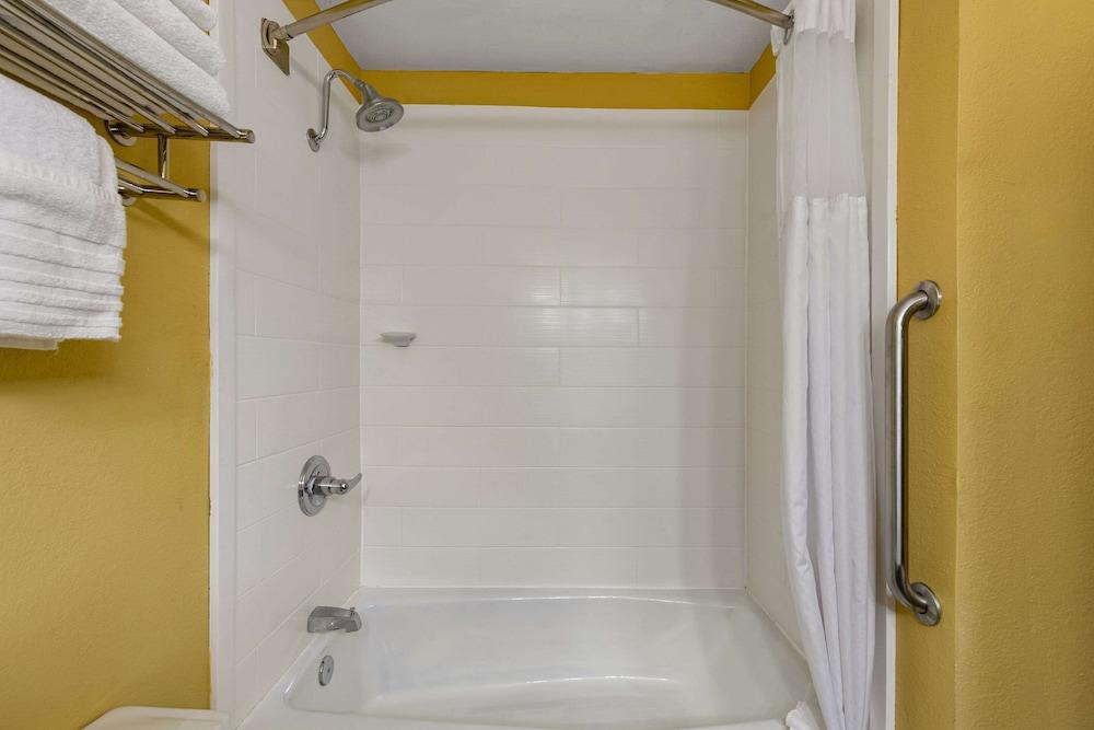 Quality Inn Warrensburg photo 21