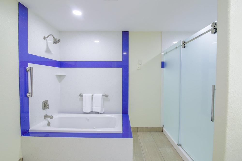 Holiday Inn Express & Suites Raymondville by IHG photo 7