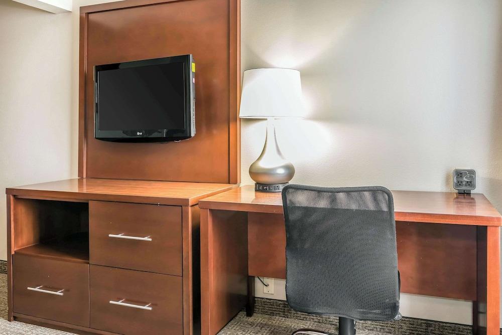 Comfort Suites Springfield I-70 photo 72