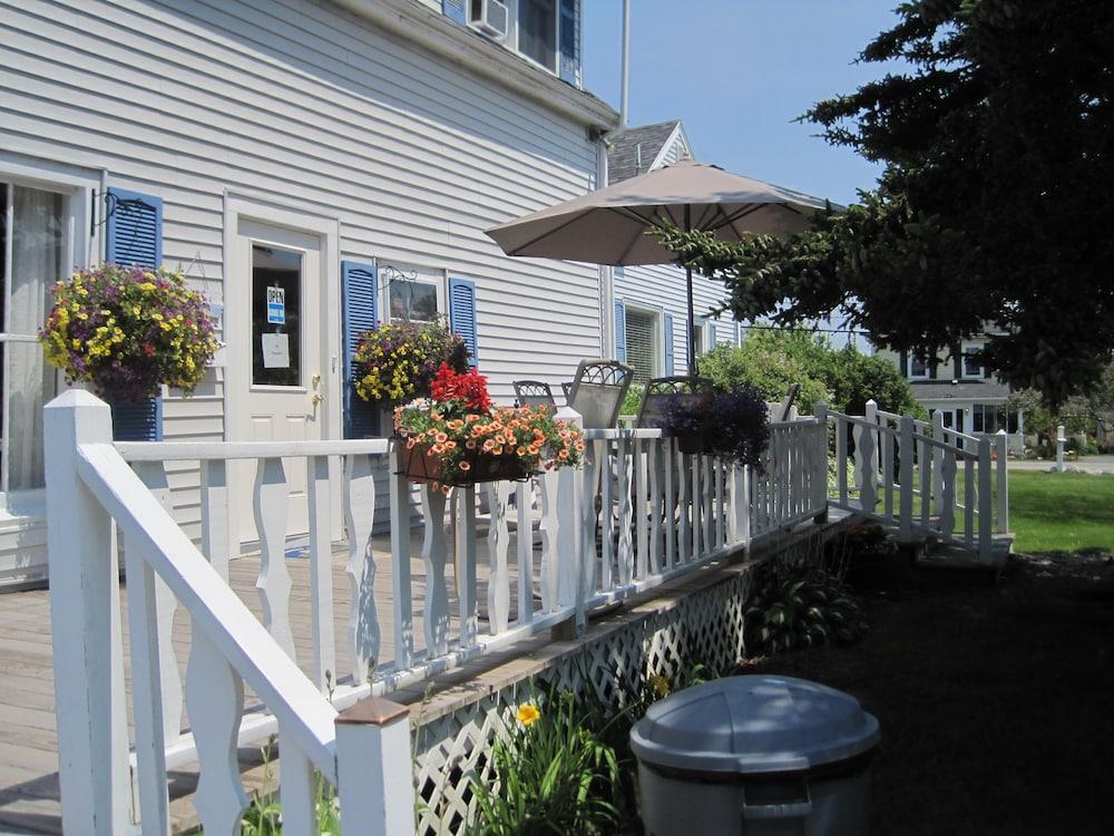 Isleview Motel and Cottages photo 42