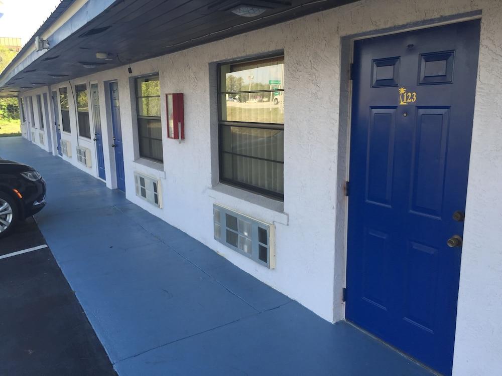 Sebring Inn photo 25