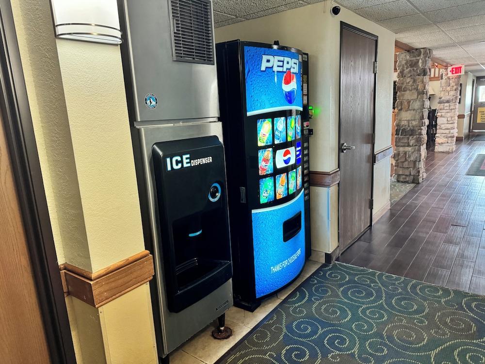 AmericInn by Wyndham Kewanee photo 14