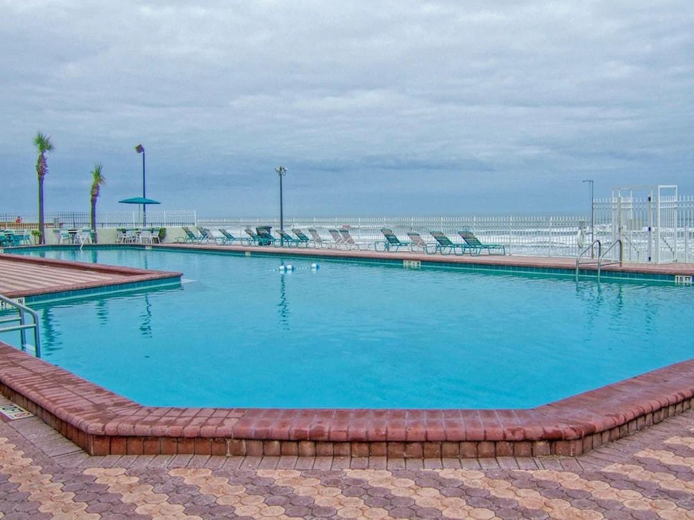 Harbour Beach Oceanfront Resort photo 3