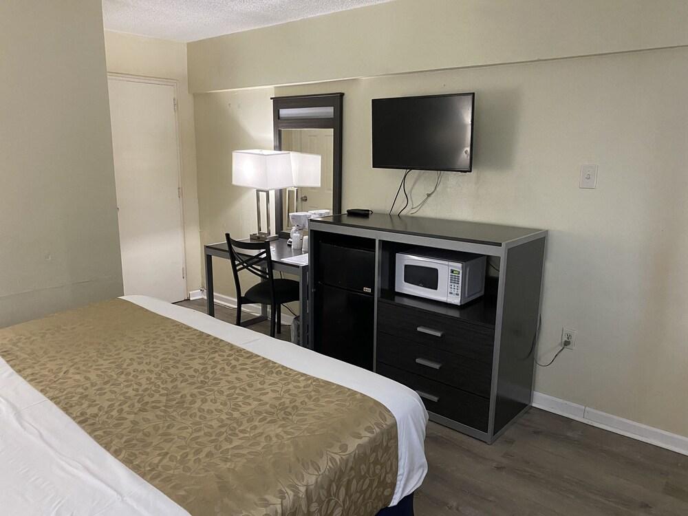 Red Carpet Inn & Suites photo 28