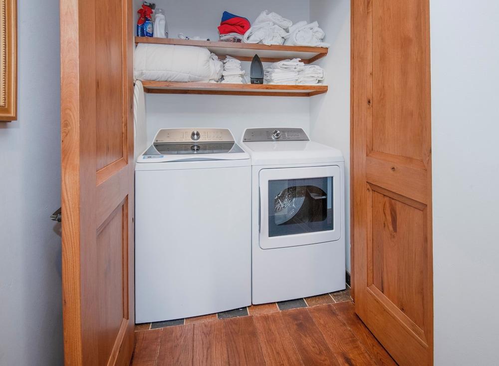 Hummingbird by Elevation Accommodations photo 32