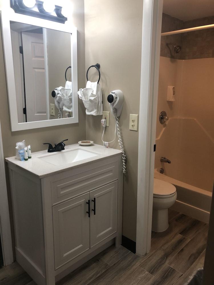Eastern Inn & Suites photo 14