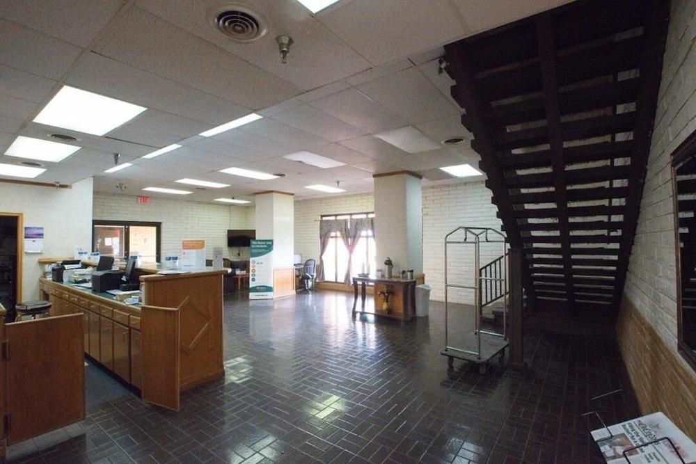 Econo Lodge Elk City photo 9