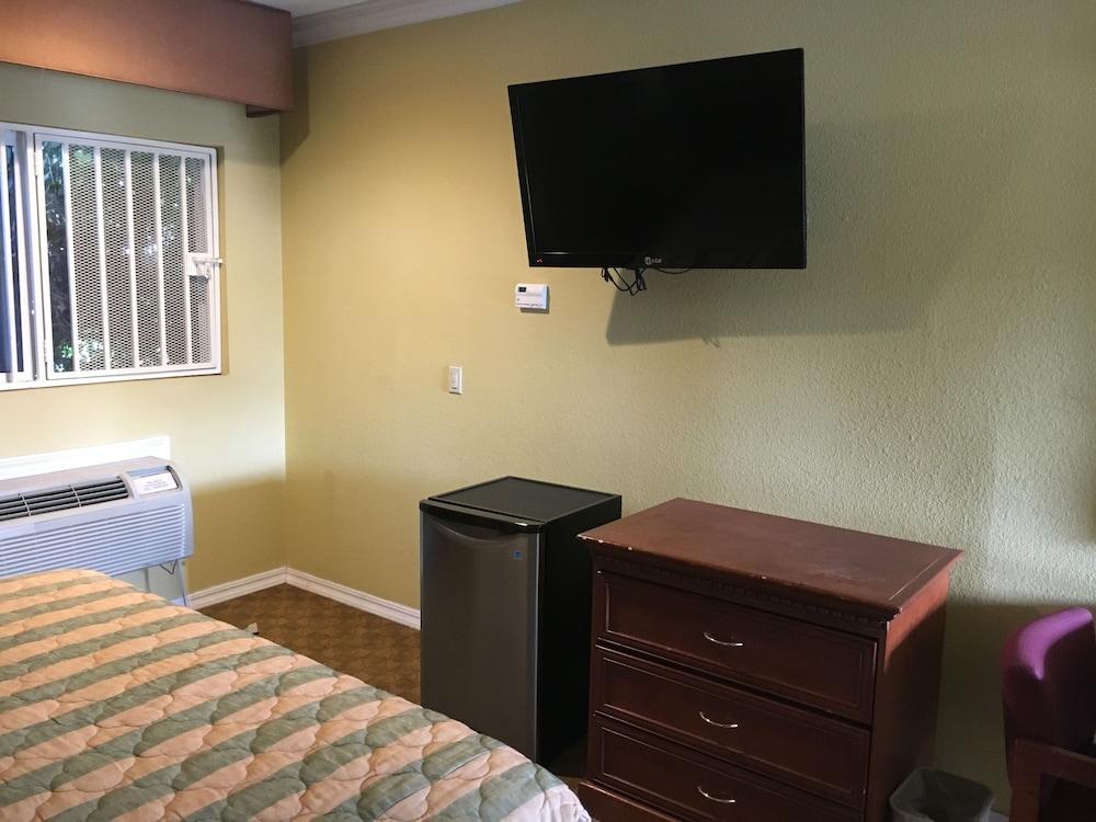 Bellflower Travel Inn photo 15