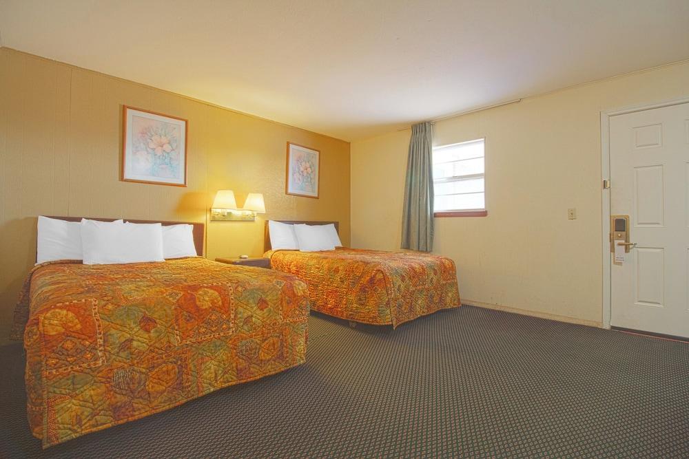 OYO Hotel Waurika OK US-70 near Wichita Falls photo 10