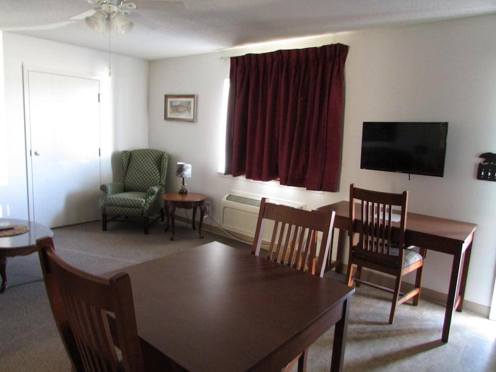 Douglas Inn & Suites photo 35