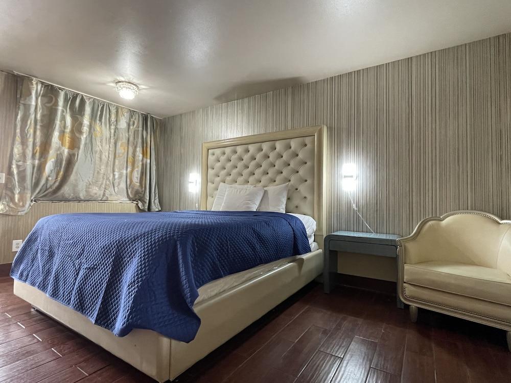 Crown Motel photo 17