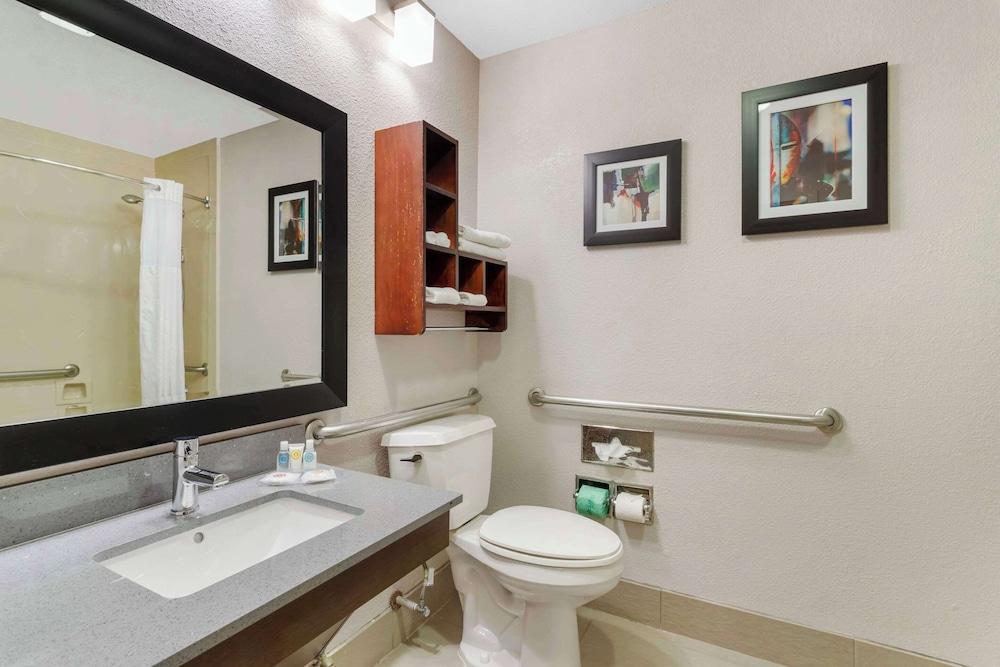 Comfort Suites Shenandoah-The Woodlands photo 14