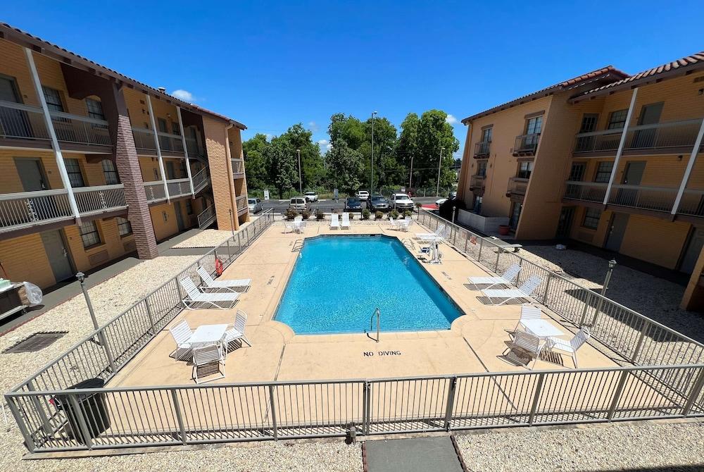 Days Inn by Wyndham Birmingham/West photo 10