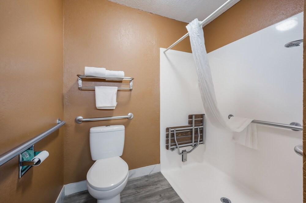 Econo Lodge Selmer photo 26