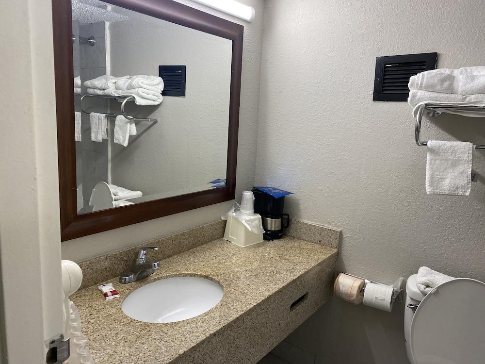 Days Inn by Wyndham Dothan photo 8
