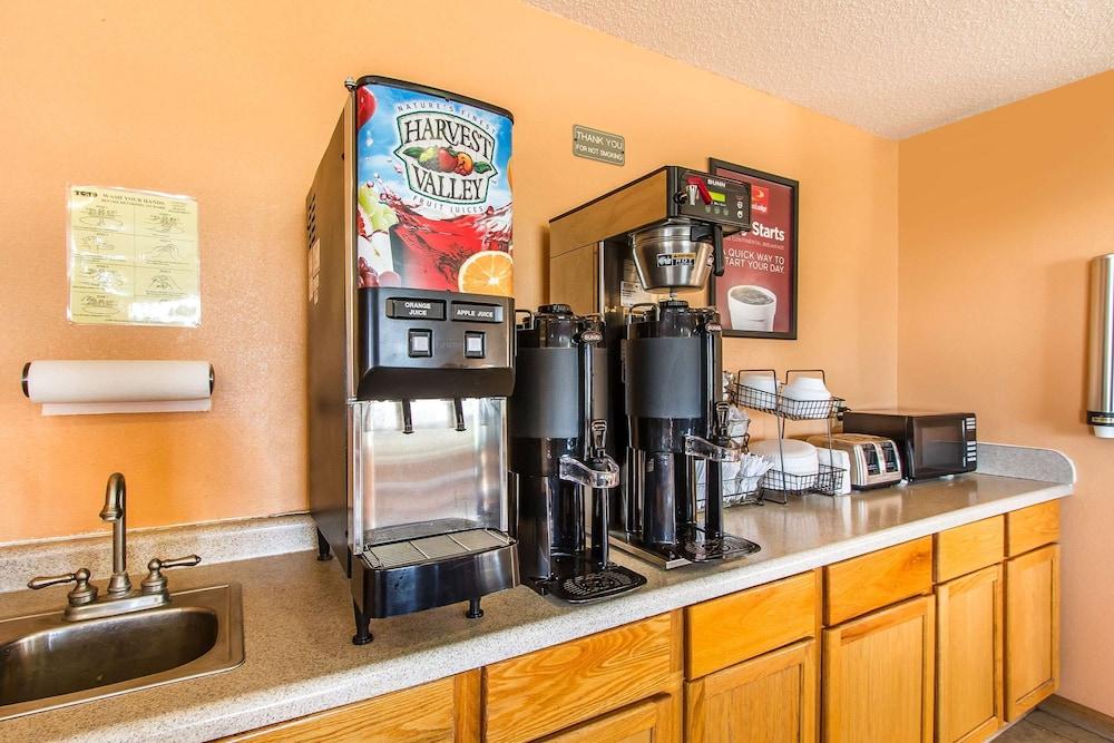 Econo Lodge Inn & Suites Pekin - Peoria Area photo 46