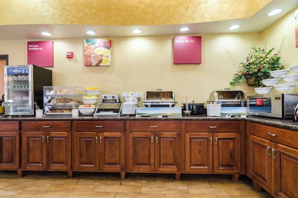 Comfort Suites Salina South photo 78