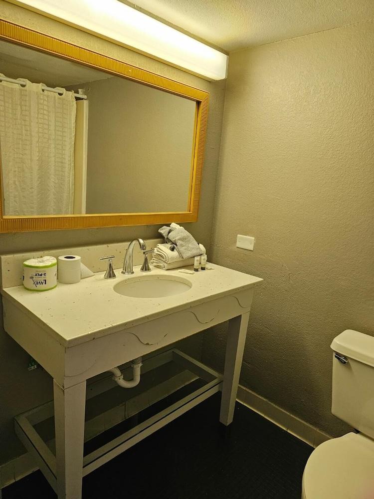 Madison Inn and Suites photo 3