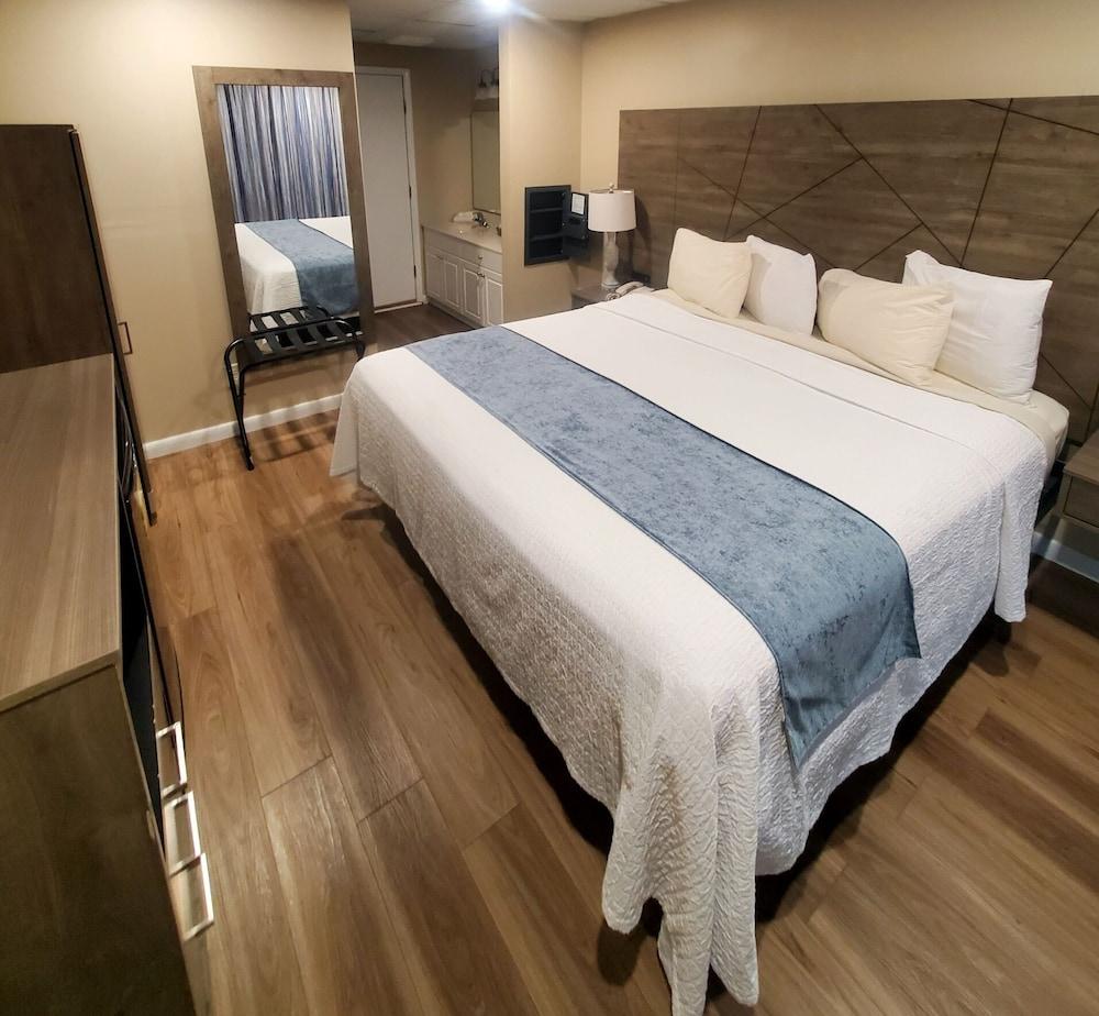 Water's Edge Ocean Resort photo 33