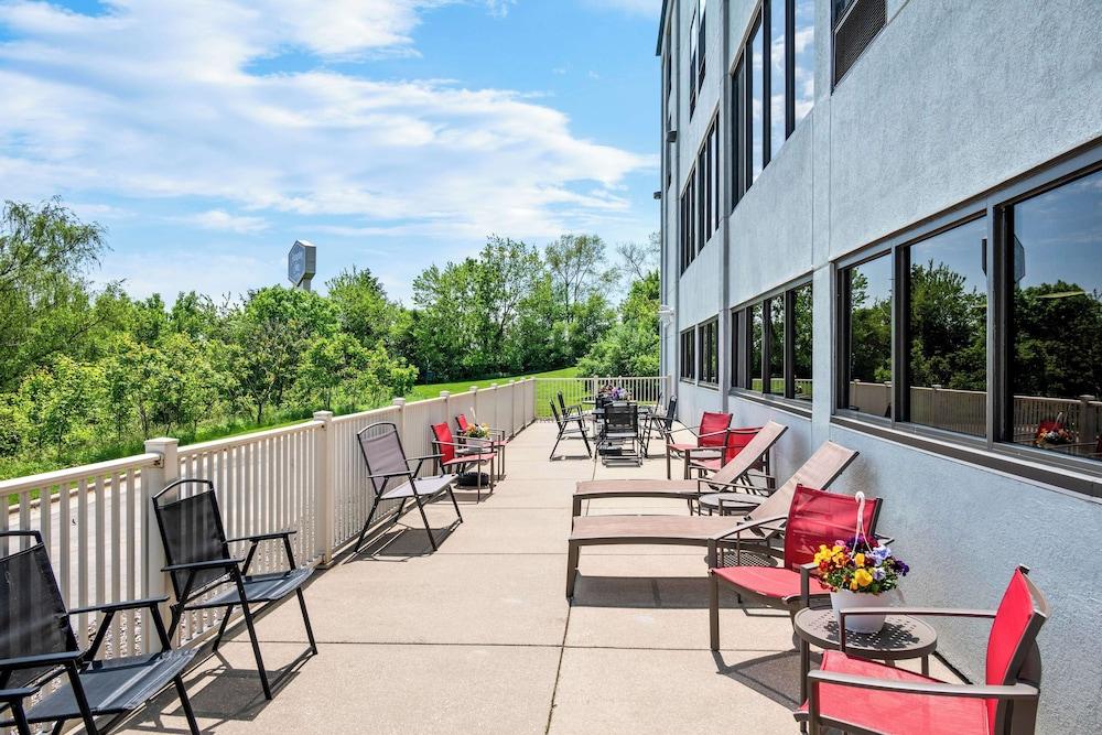Hampton Inn Grand Rapids-North photo 1