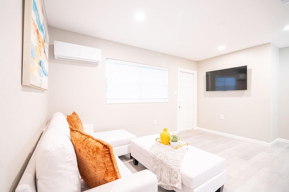 University Serenity Suites 14th photo 6
