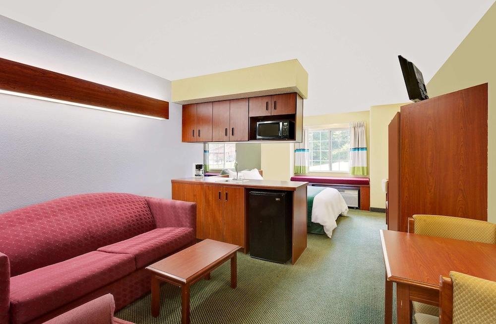 Microtel Inn & Suites by Wyndham Thomasville/High Point/Lexi photo 24