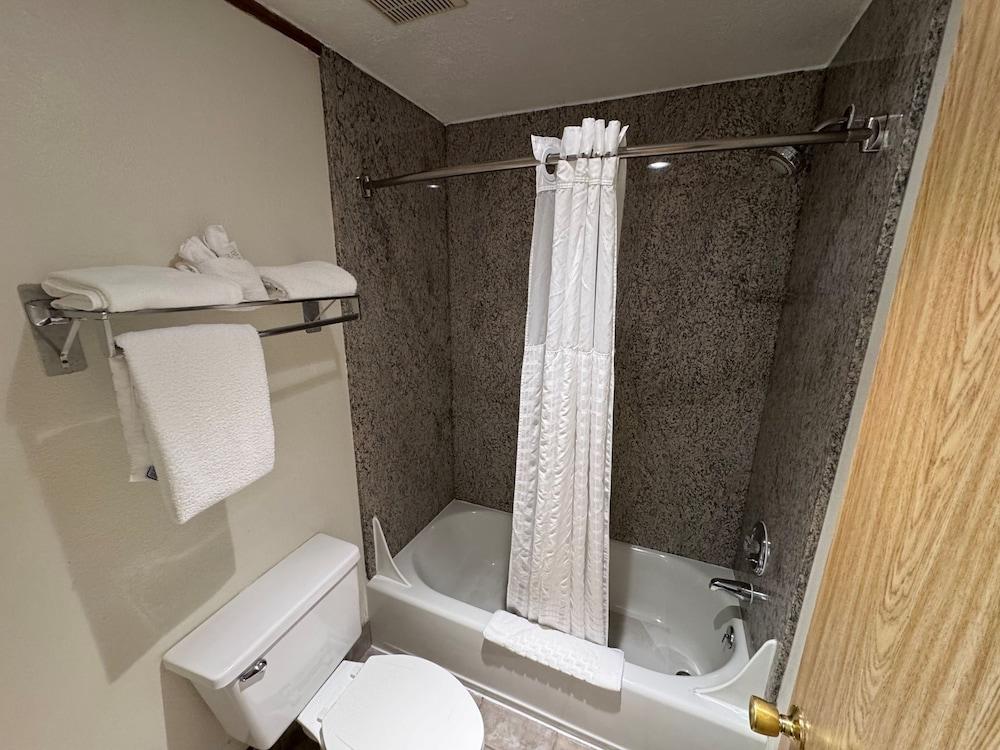 Promenade Inn & Suites Oceanfront photo 31
