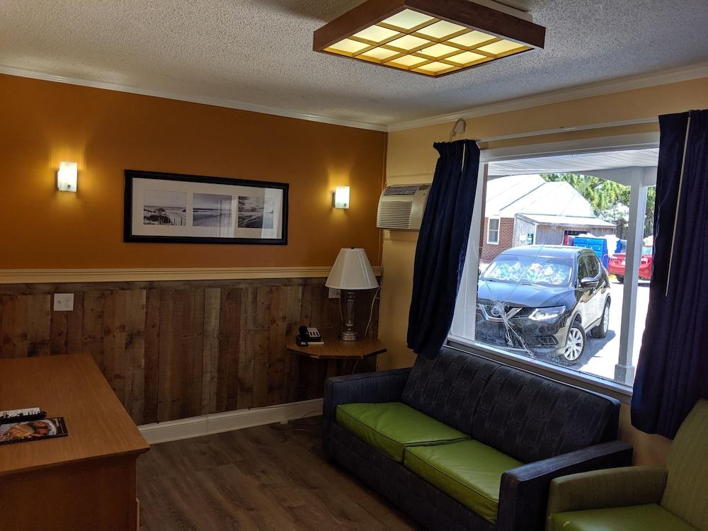 Colonial Inn Motel photo 27