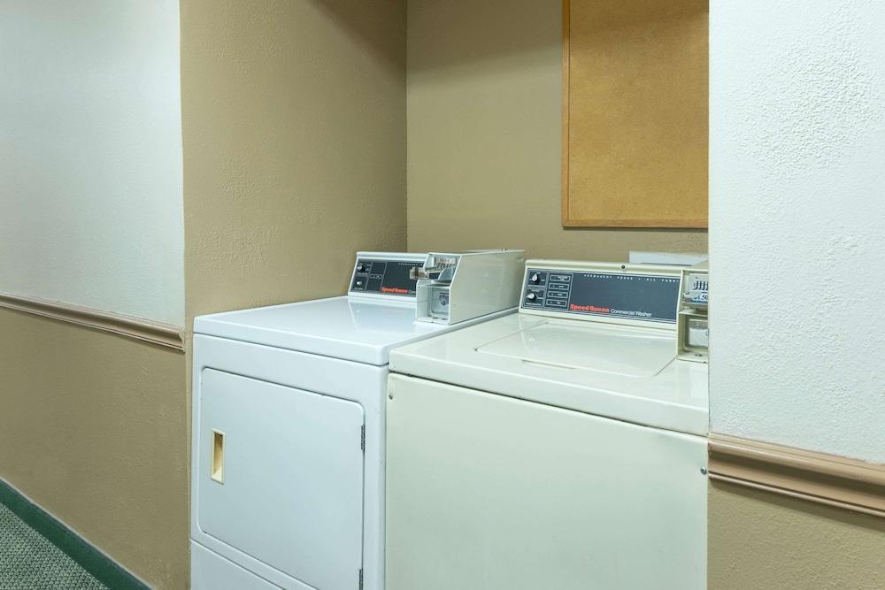 Super 8 by Wyndham Poplar Bluff Missouri photo 15