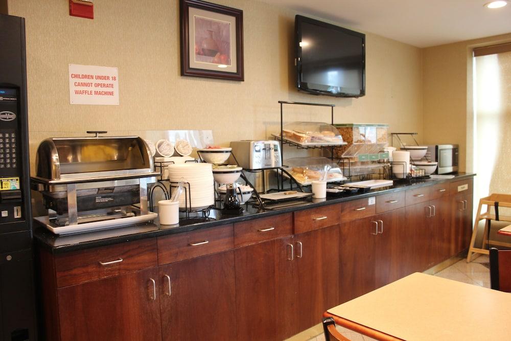 Bellerose Inn photo 37