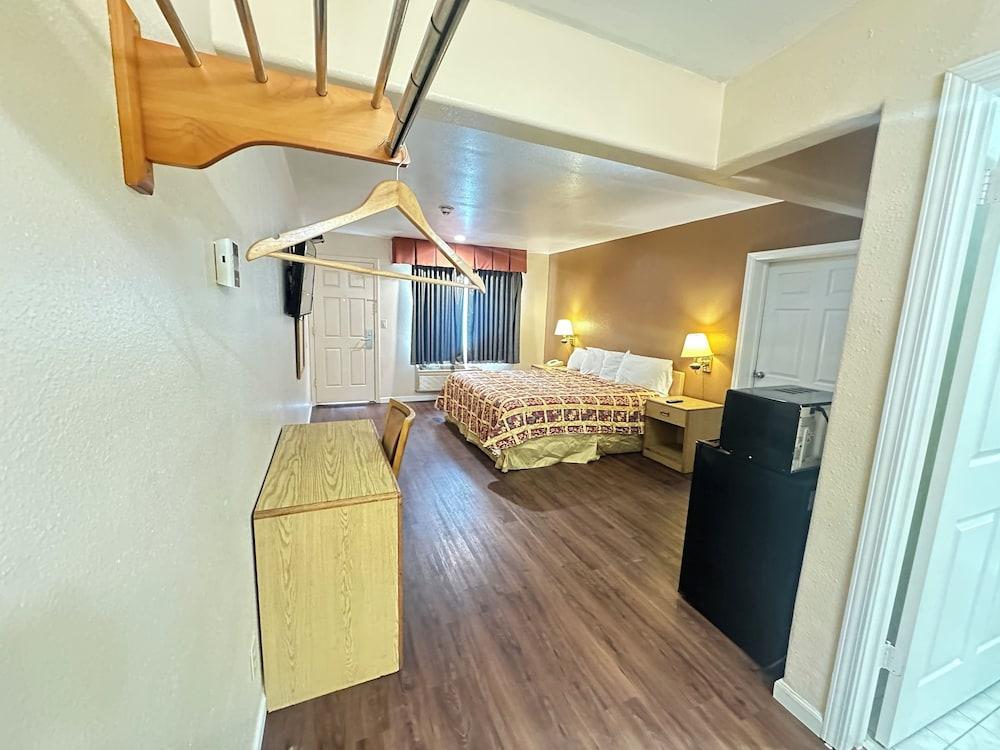 ROYAL INN photo 7
