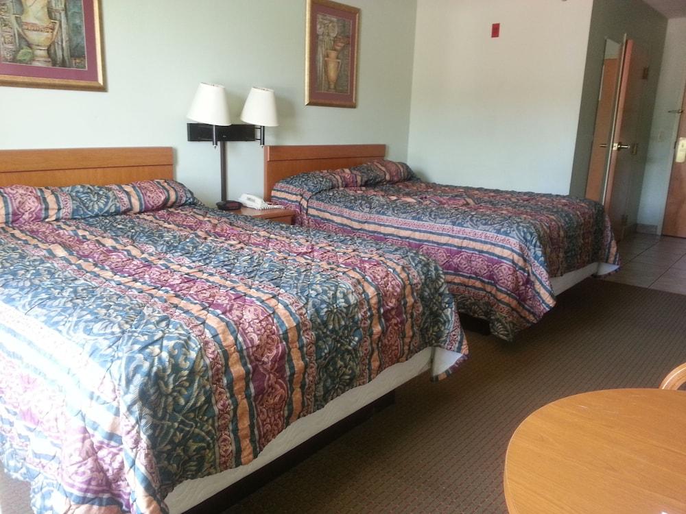 Super 8 by Wyndham Pascagoula photo 6