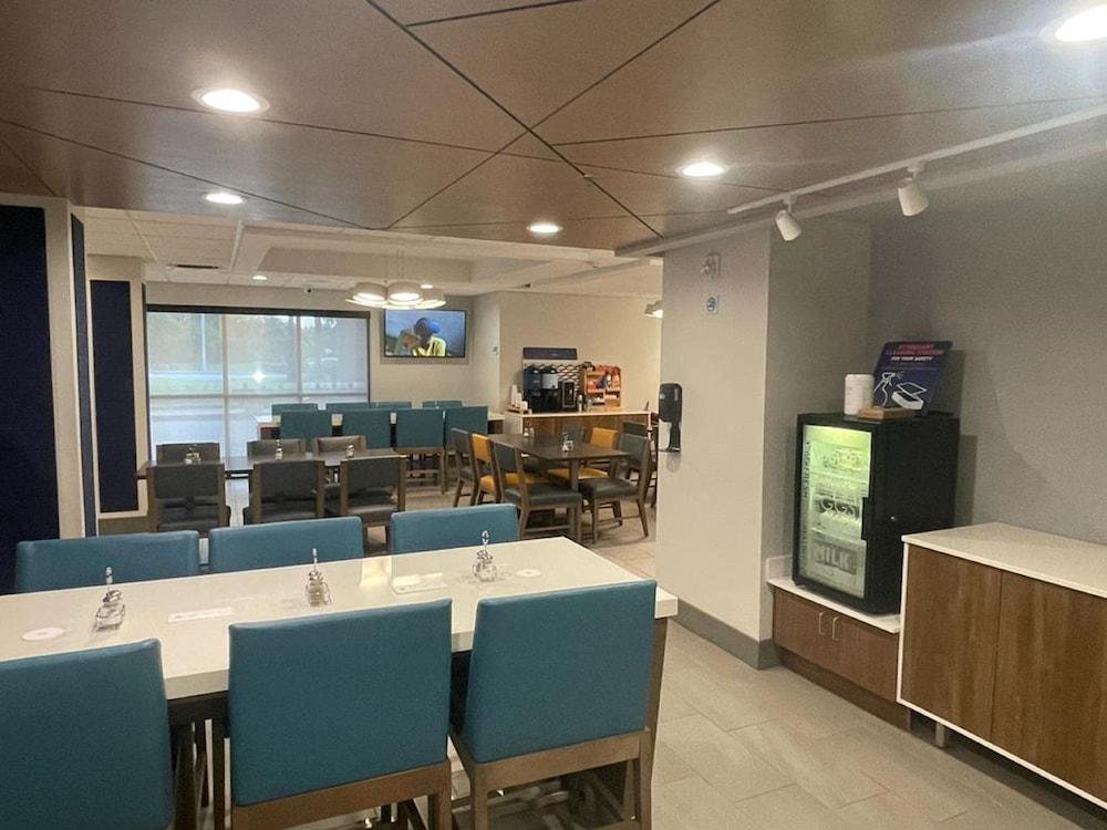 Holiday Inn Express & Suites Ft. Lauderdale N - Exec Airport by IHG photo 52