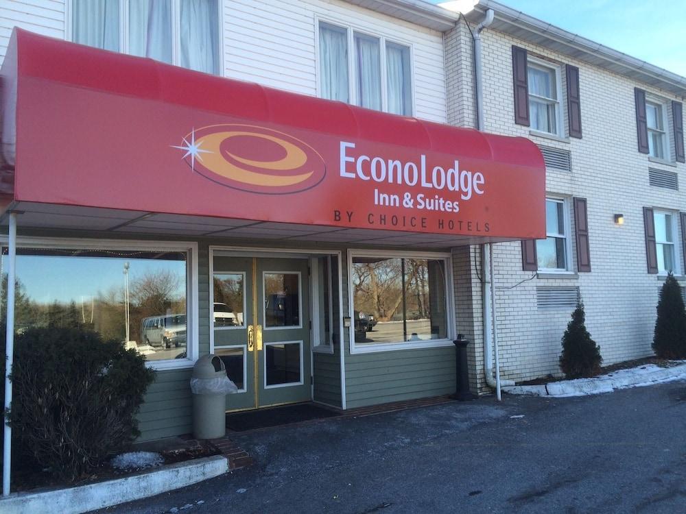 Econo Lodge Reading Airport photo 38