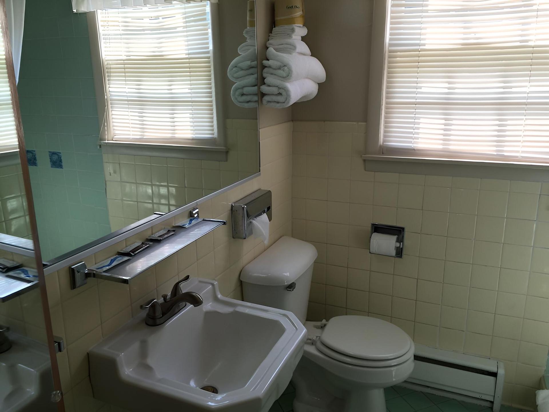 Howard's Motel photo 10