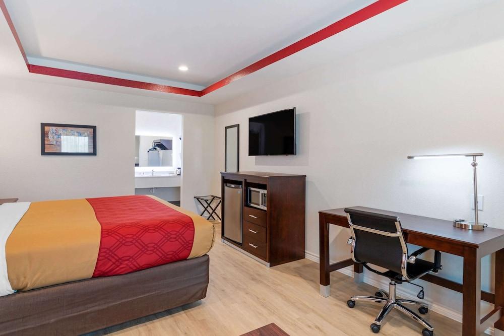 Econo Lodge Houston Northwest - Cypress photo 16