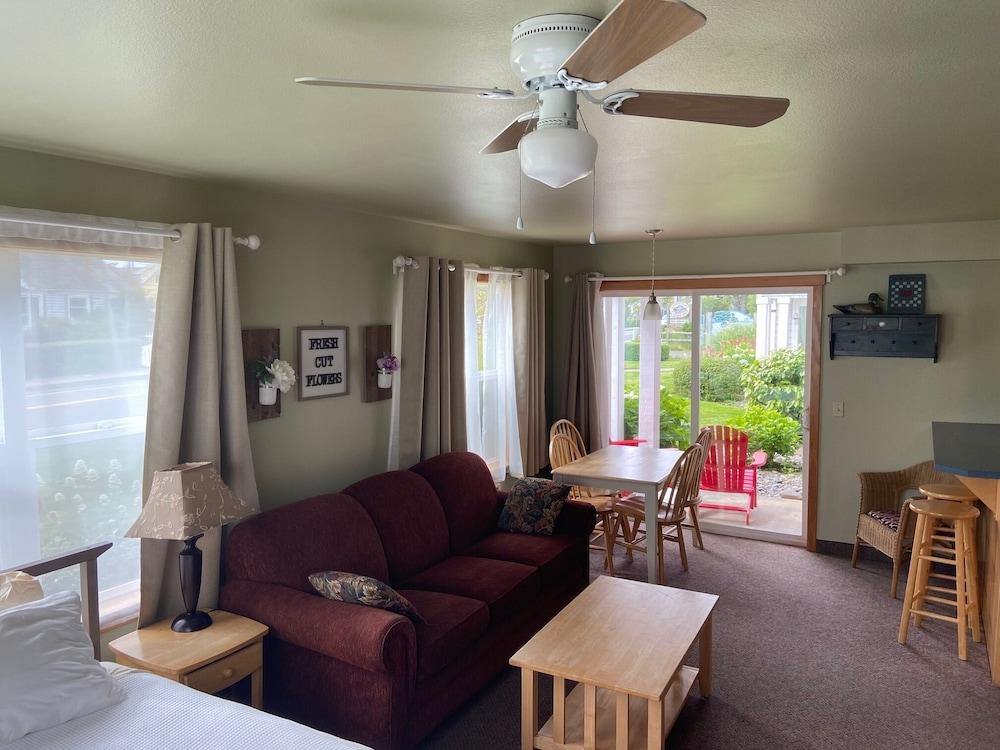 Sea Breeze Court photo 24