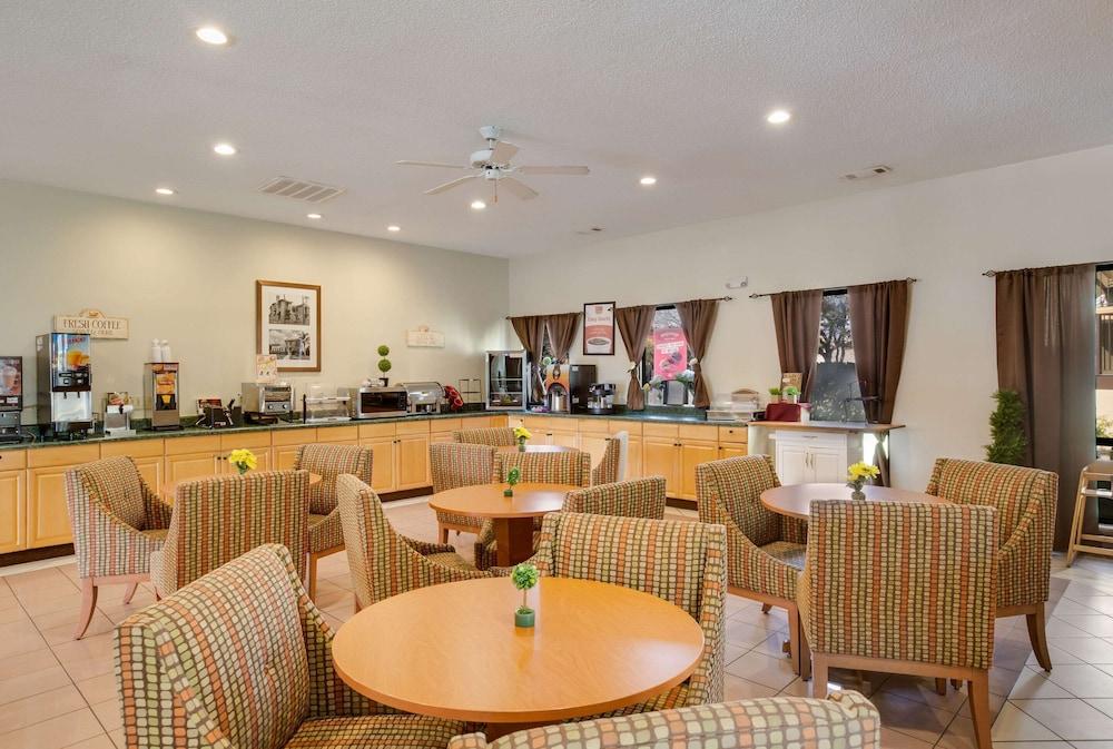 Econo Lodge Inn & Suites Hardeeville I-95 photo 32