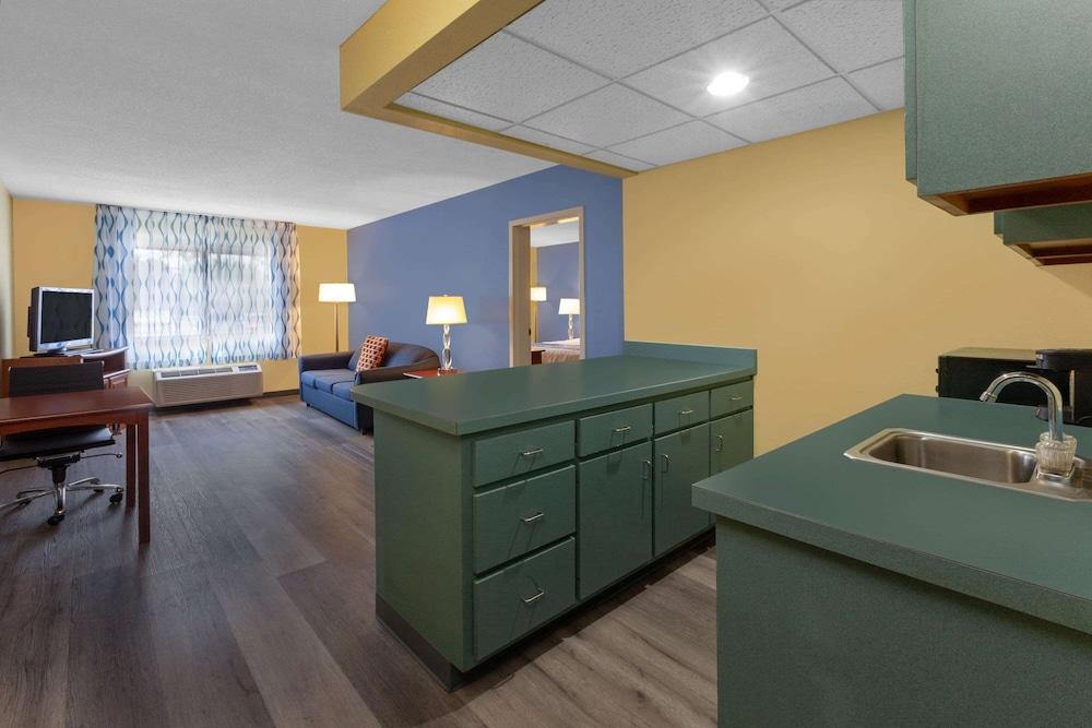 Days Inn by Wyndham Milan Sandusky South photo 10