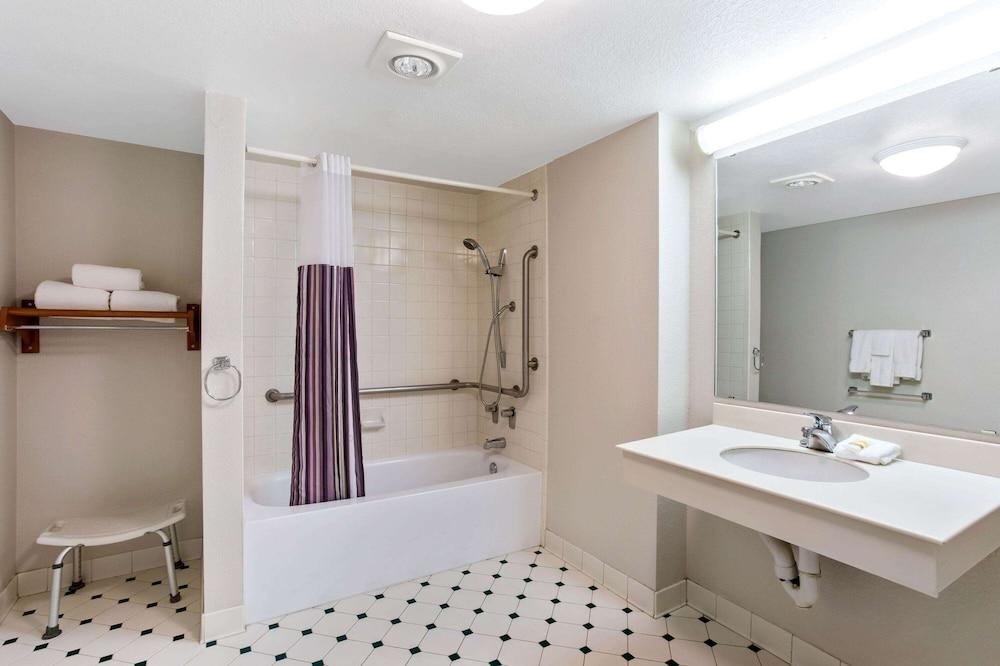 La Quinta Inn by Wyndham Denver Northglenn photo 6