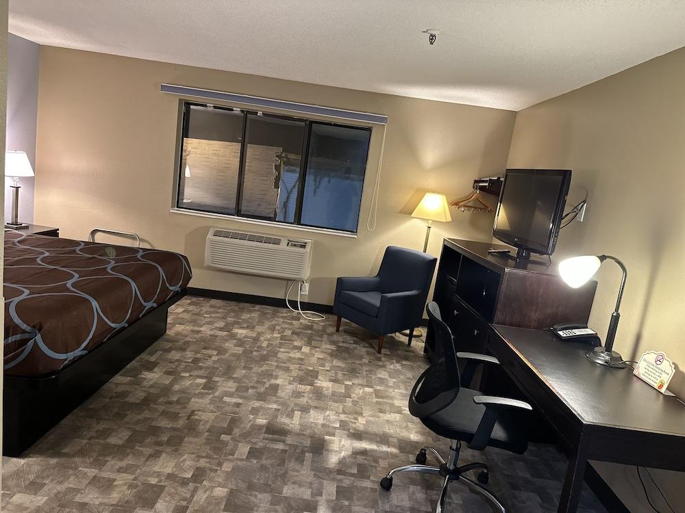 Super 8 by Wyndham Baltimore/Essex Area photo 6