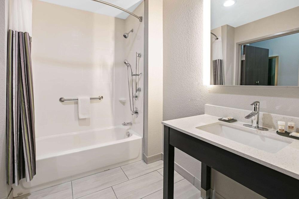 La Quinta Inn & Suites by Wyndham DFW West-Glade Parks photo 6