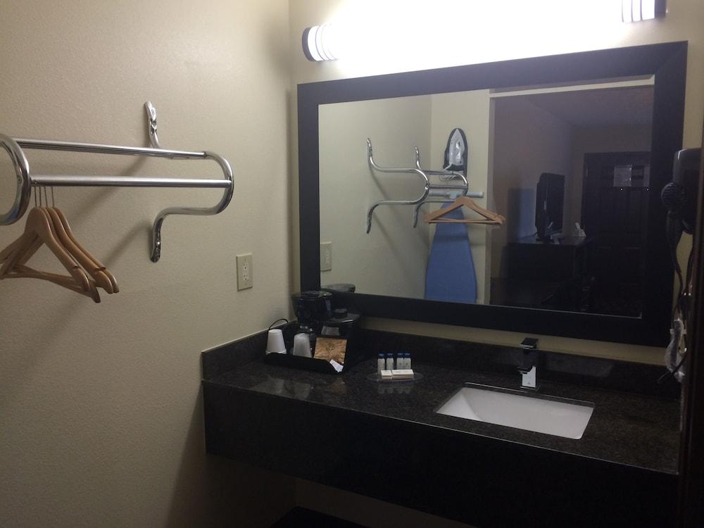 Boarders Inn & Suites by Cobblestone Hotels – Ashland City photo 15