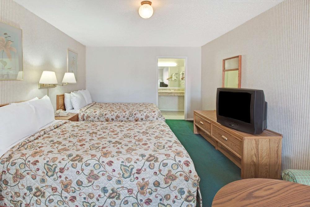Knights Inn South Houston photo 10