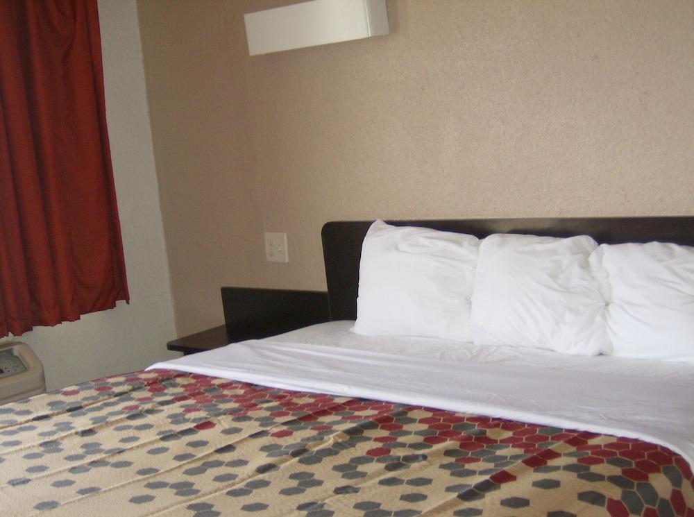 Econo Lodge Inn & Suites photo 11